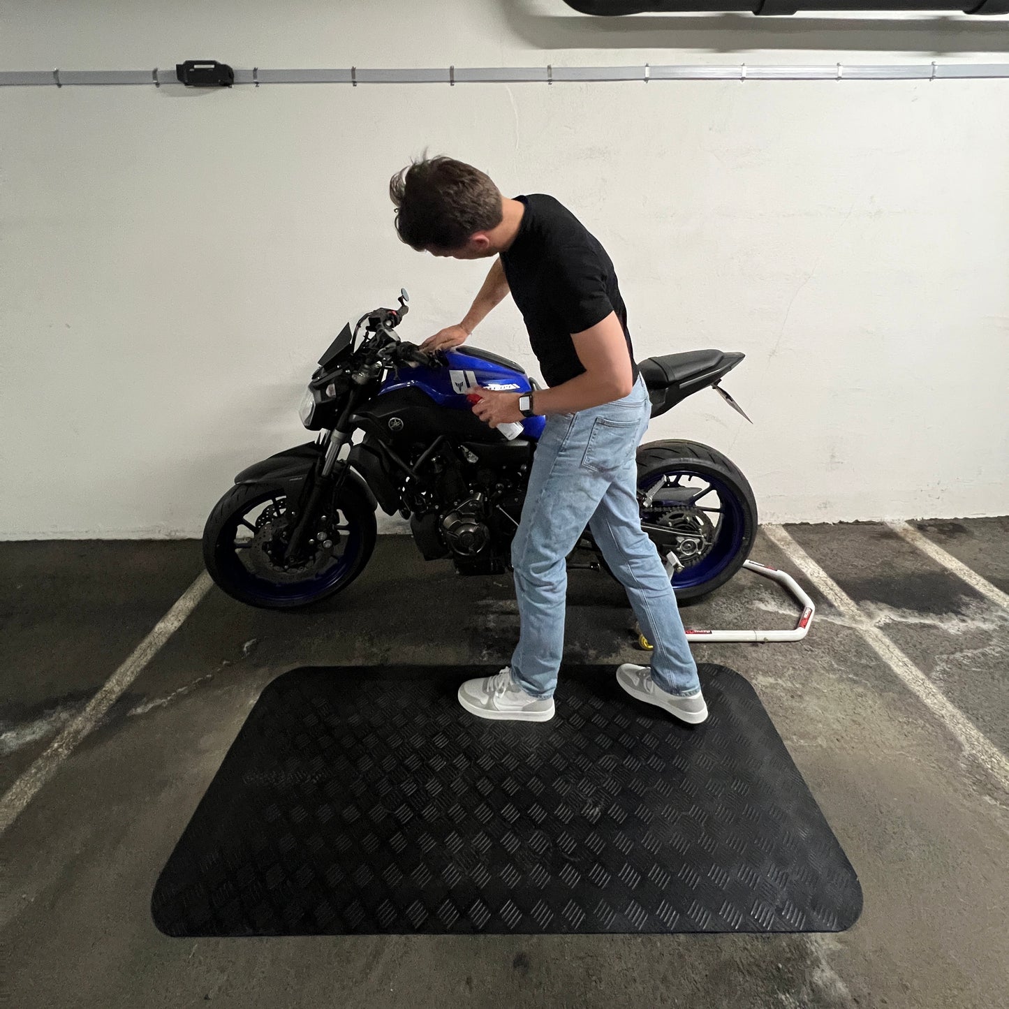 Vask av motorsykkel med avlastningsmatte
